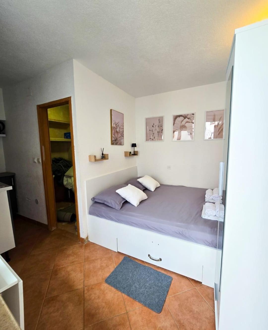 Private Bedroom With Bathroom Башка-Вода Екстер'єр фото